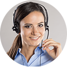 Natural Pharmaceuticals „VitaSolaris® D3“ Moteris su ausinėmis ir mikrofonu, teikianti klientų aptarnavimo pagalbą telefonu.